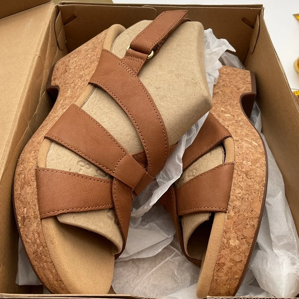 NWT Clarks Women's‎ Giselle Beach Sandals - Tan